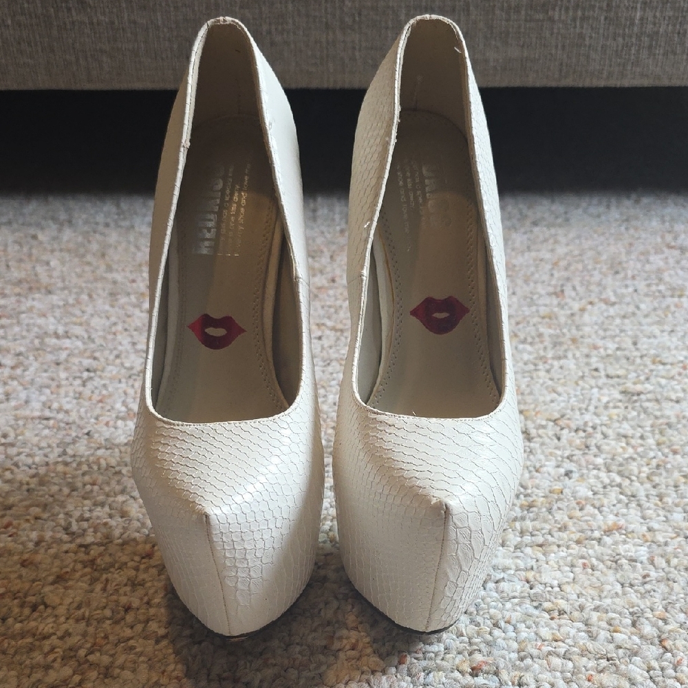 Hot Kiss Cream Textured Platform Heels